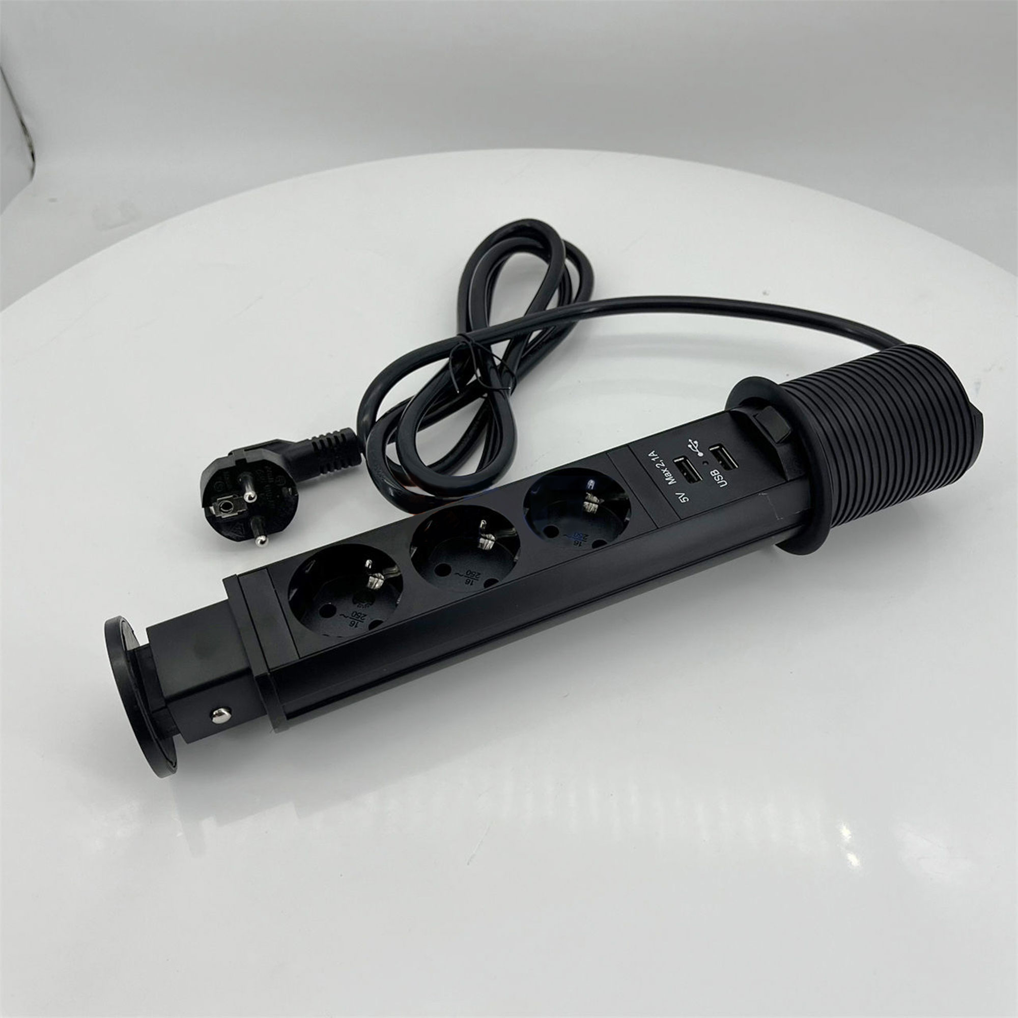 شريط طاقة قابل للسحب مع محطات شحن USB - الصورة 2